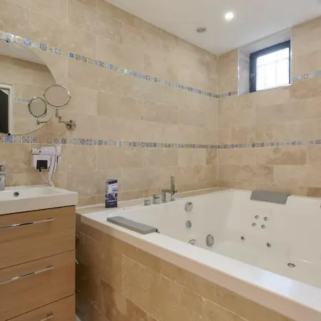 Modern Studio With Jacuzzi Near Station And Center Welkeys *