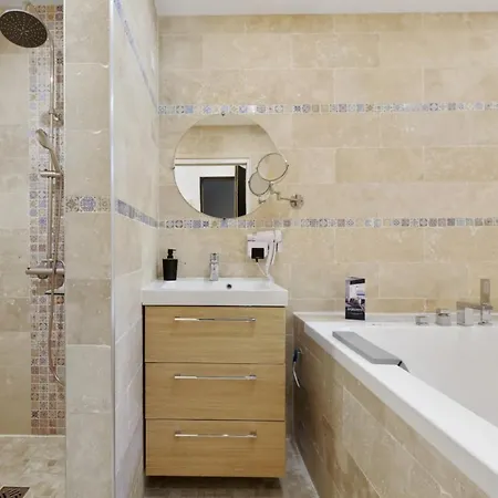 Modern Studio With Jacuzzi Near Station And Center Welkeys Διαμέρισμα